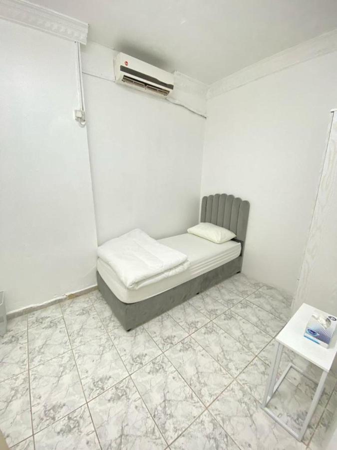 Single Bed Hosted By Dinar