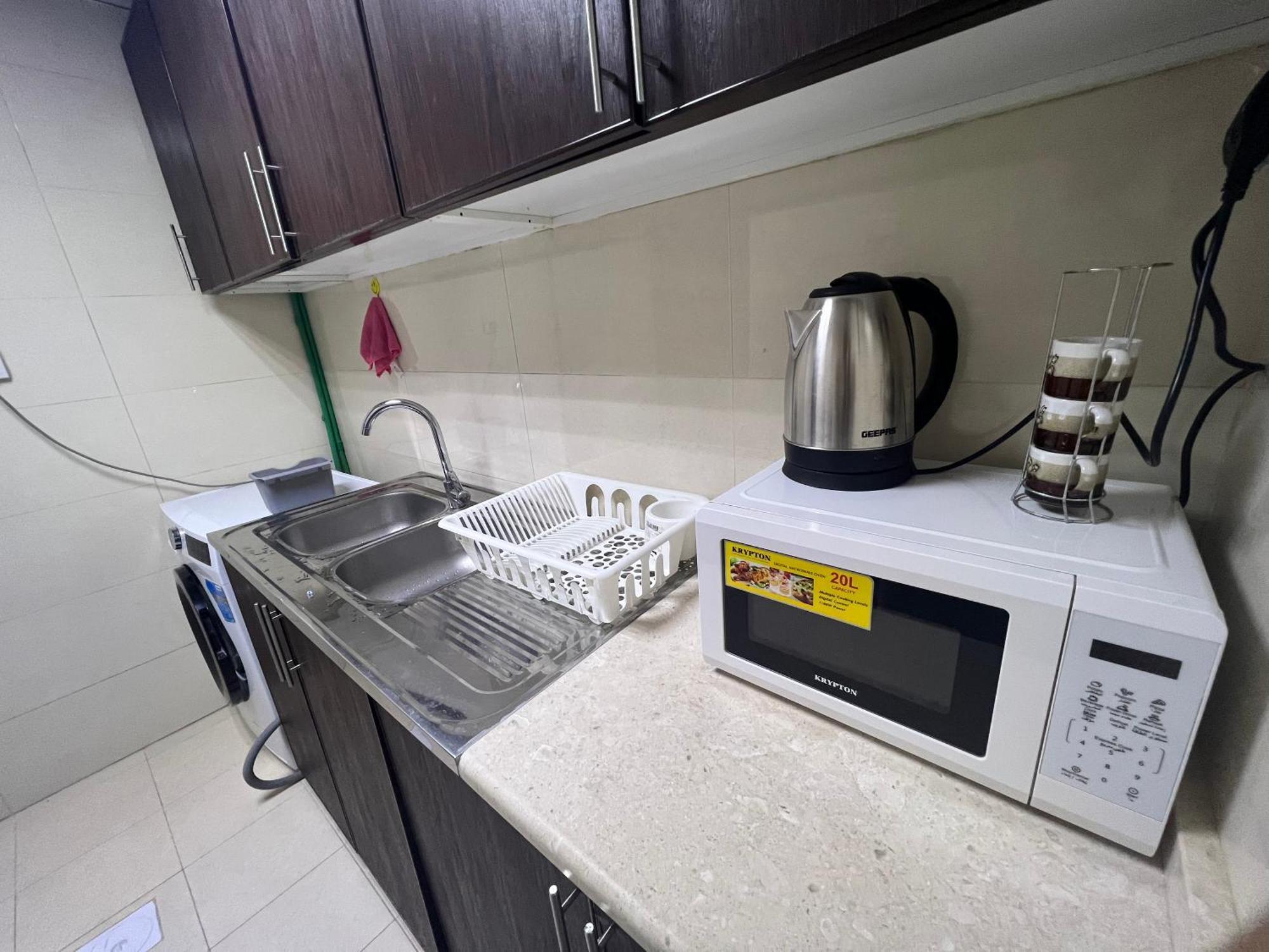 Single Bed Hosted By Dinar * Abu Dhabi
